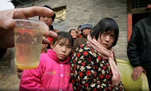 河南省沈丘县，这是一杯从当地7米深的水井里压上来的水。