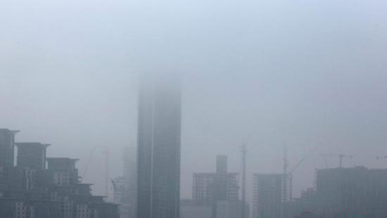 英国伦敦早上出现大雾天气