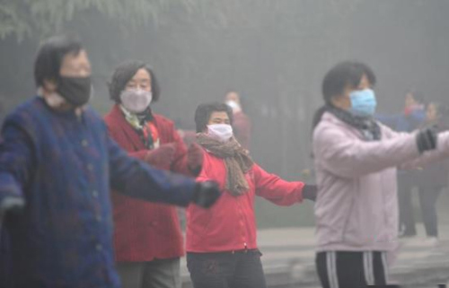河北省空气污染——带着口罩在晨练的老人