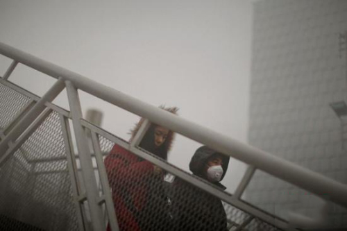 天津市空气污染——戴着口罩过天桥